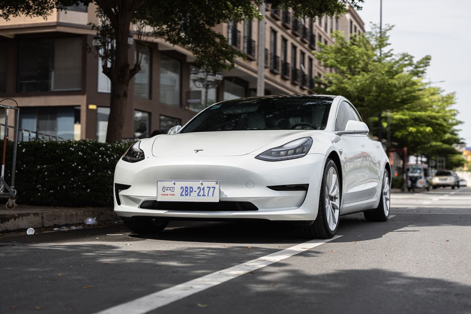 Coche eléctrico blanco aparcado en la calle
