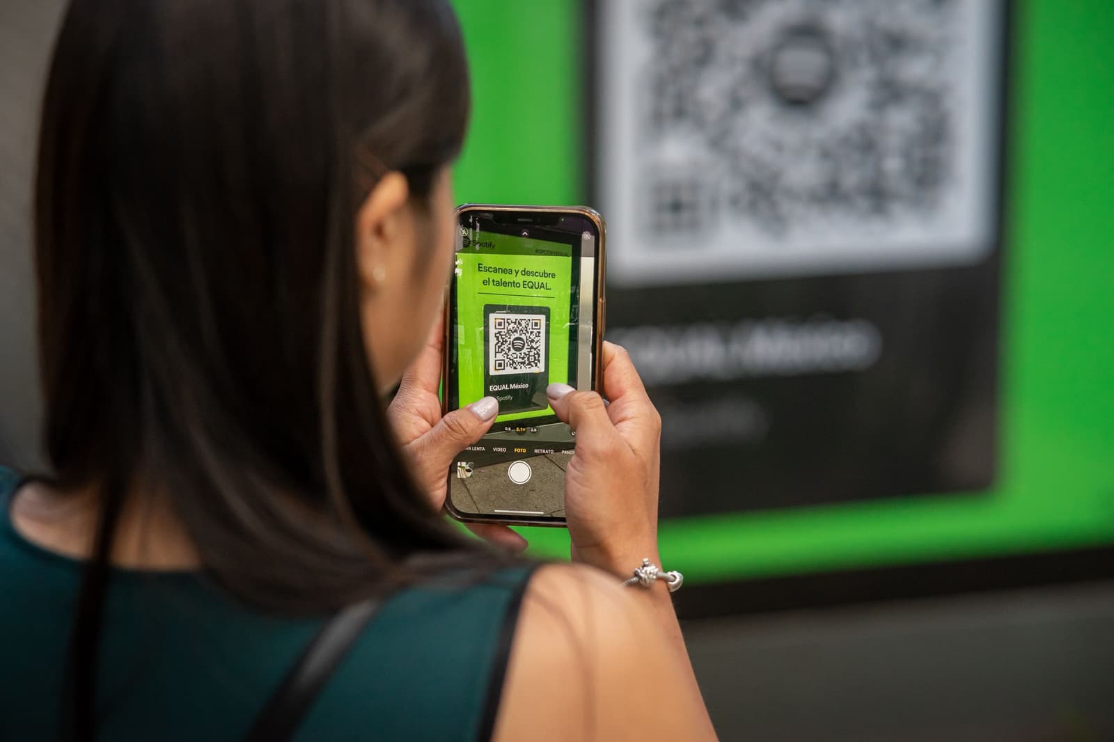 Persona enseñando una entrada con código QR en el móvil