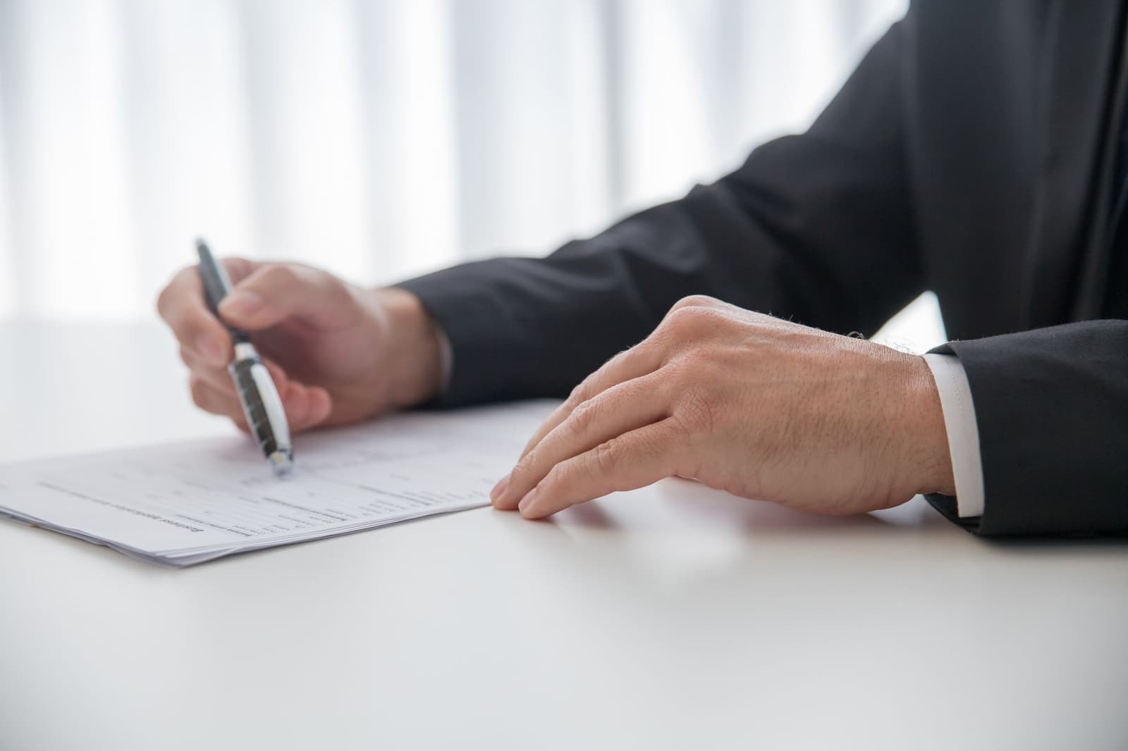 Firma de documentos sobre una mesa