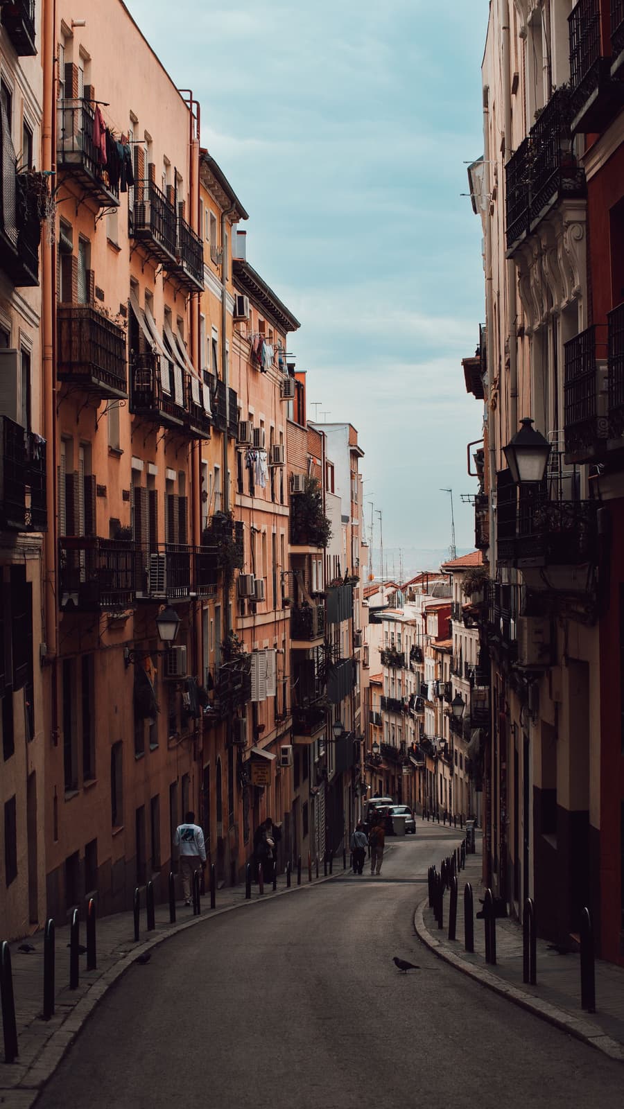 Calle estrecha con balcones en un casco antiguo